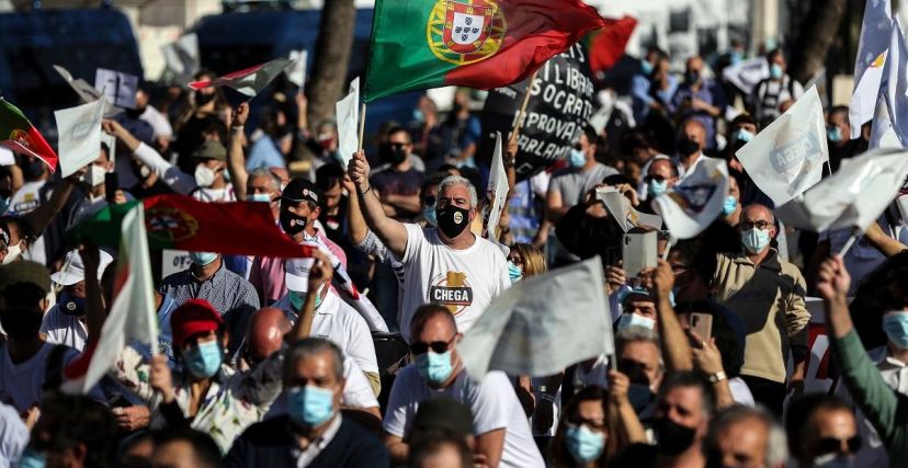 بدأت حملة الانتخابات العامة في البرتغال التي تستمر أسبوعين رسميًا، مع تقدم أحزاب يمين الوسط ويسار الوسط في استطلاعات الرأي، مع توقعات لليمين الشعبوي، بالحصول على خُمس الأصوات، في ظل تصاعد الاتجاه القومي الأوروبي، بحسب صحيفة "الغارديان".