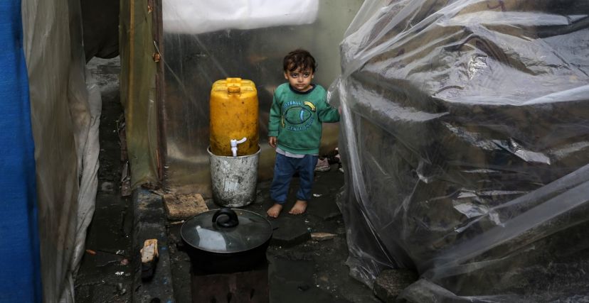 طفل في خيمة مؤقتة في قطاع غزة