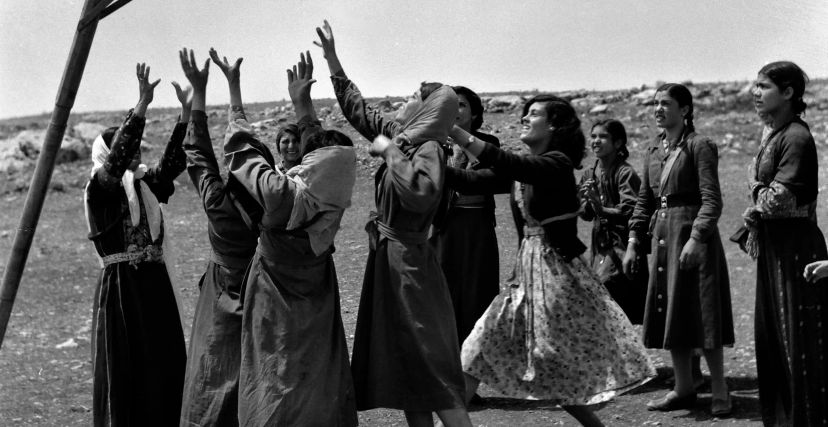 فتيات فلسطينيات يلعبن كرة السلة (الغارديان)