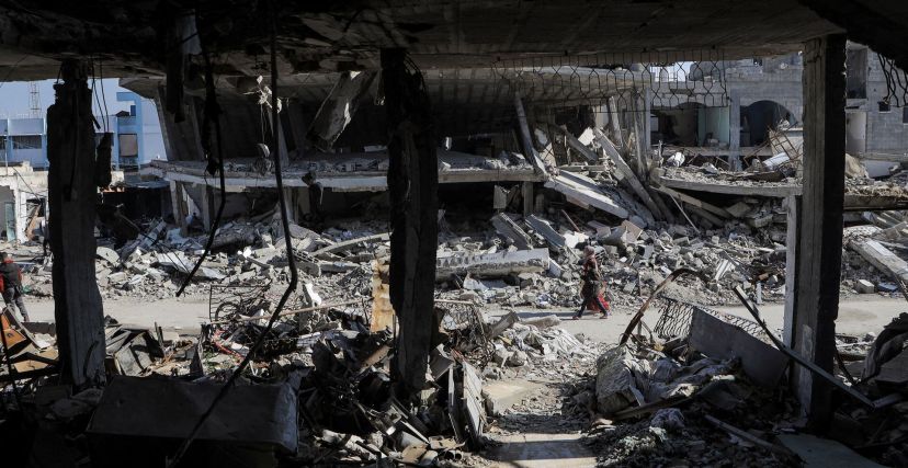 فلسطينيون وسط ركام المباني المدمرة في غزة