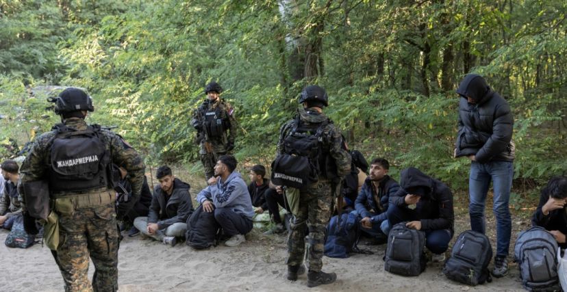 يتعرض المهاجرون للتنكيل في صربيا (رويترز)