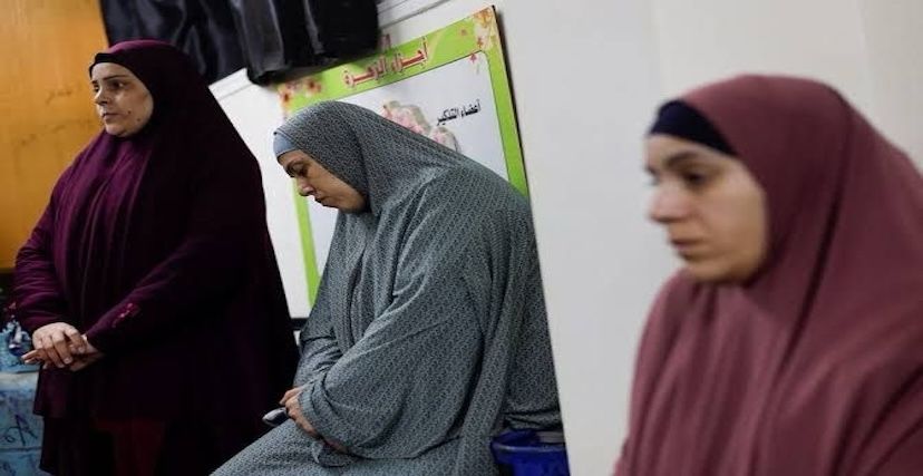 نساء فلسطينيات اعتقلهن جيش الاحتلال وأفرج عنهن في غزة (رويترز)