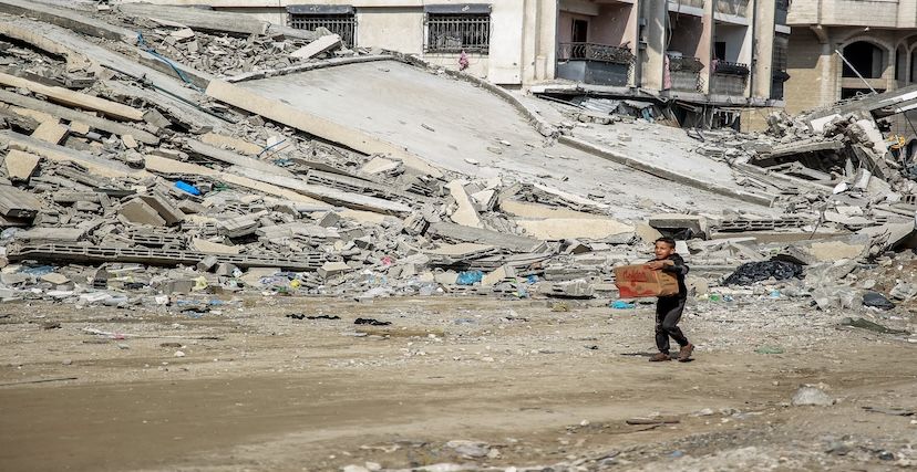 (Getty) طفل جمع أشياء صالحة للاستخدام من الأنقاض في مدينة غزة