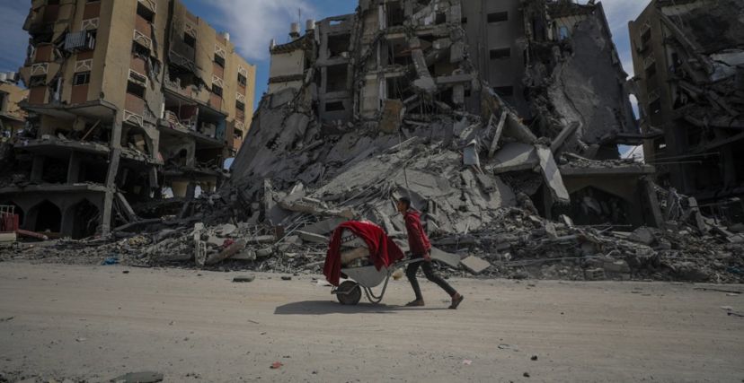 الدمار الذي خلّفه القصف الإسرائيلي على مدينة حمد في خانيونس جنوب غزة