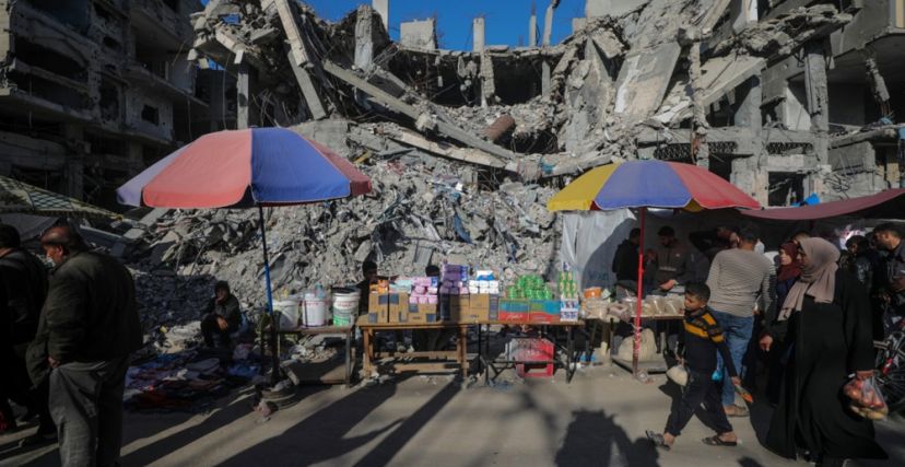 تغلب زعماء الاتحاد الأوروبي على خلافاتهم بالدعوة إلى "هدنة إنسانية فورية تؤدي إلى وقف مستدام لإطلاق النار" في غزة، قبل ساعات من الموعد المتوقع لطرح الولايات المتحدة قرارًا للتصويت في الأمم المتحدة يدعو إلى هدنة واتفاق تبادل دون تأخير في غزة، من أجل مواجهة المجاعة التي تلوح في الأفق.