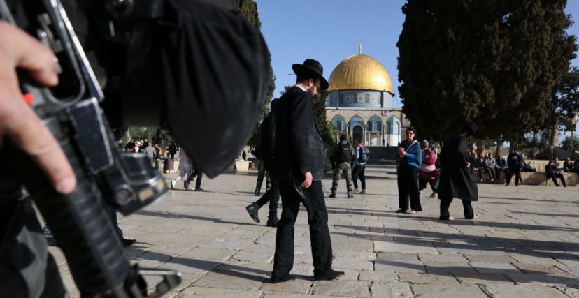 شرعت سلطات الاحتلال الإسرائيلي في الأيام الأخيرة بتركيب حواجز حديدية على أبواب المسجد الأقصى في القدس المحتلة. 