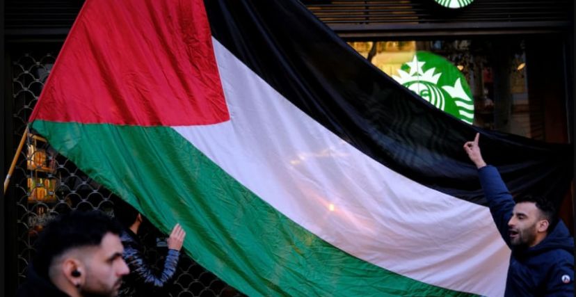 قالت شركة امتياز تدير منافذ ستاربكس في المنطقة، يوم الثلاثاء، إنها ستسرح 2000 عامل وسط دعوات لمقاطعة شركة القهوة الأمريكية، على خلفية العدوان الإسرائيلي المتواصل على قطاع غزة.
