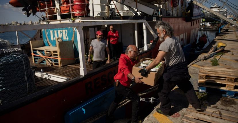 انطلقت شحنة ثانية من المساعدات تحمل نحو 400 طن من الغذاء لغزة من ميناء لارنكا القبرصي، يوم السبت. وسيتم نقل المساعدات إلى غزة بواسطة سفينة شحن ومنصة تقطرها سفينة إنقاذ. وستكون هذه هي الإرسالية الثانية من المساعدات عبر قبرص، حيث أنشأت السلطات القبرصية، ممرًا بحريًا لتسهيل وصول الشحنات إلى القطاع المهدد بالمجاعة، فيما تعمل دولة الاحتلال على تفتيش المساعدات في المكان.