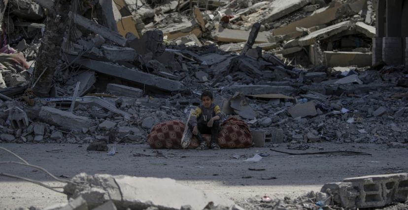 طفل فلسطيني وسط الركام