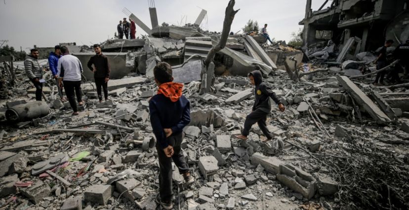 فلسطينيون بين الركام في غزة