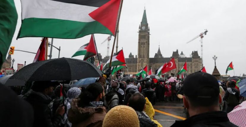 تخطط كندا لوقف مبيعات الأسلحة لإسرائيل، حسبما صرحت وزيرة خارجيتها ميلاني جولي لصحيفة "The Toronto Start" بعد أن أقر البرلمان الكندي اقتراحًا غير ملزم يدعو الحكومة إلى القيام بذلك.