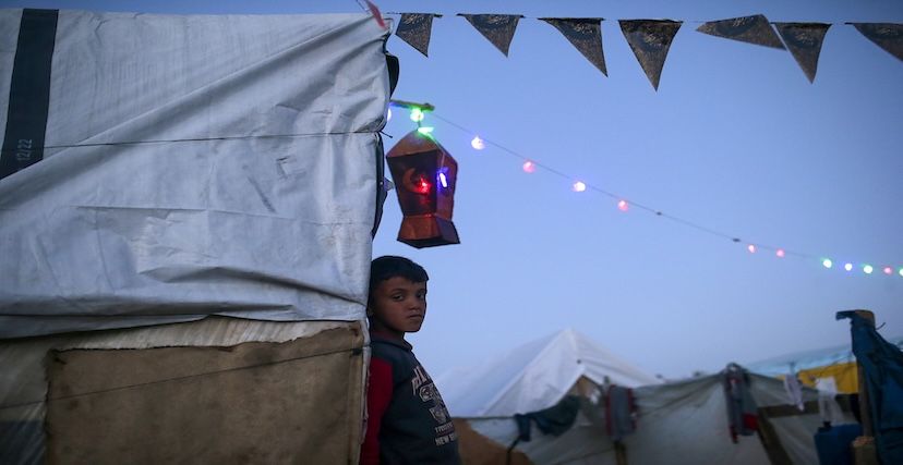 طفل في خيمة في غزة (epaimages)
