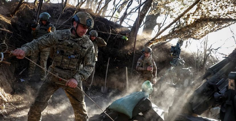 جنود أوكرانيون يطلقون قذائف المدفعية تجاه القوات الروسية