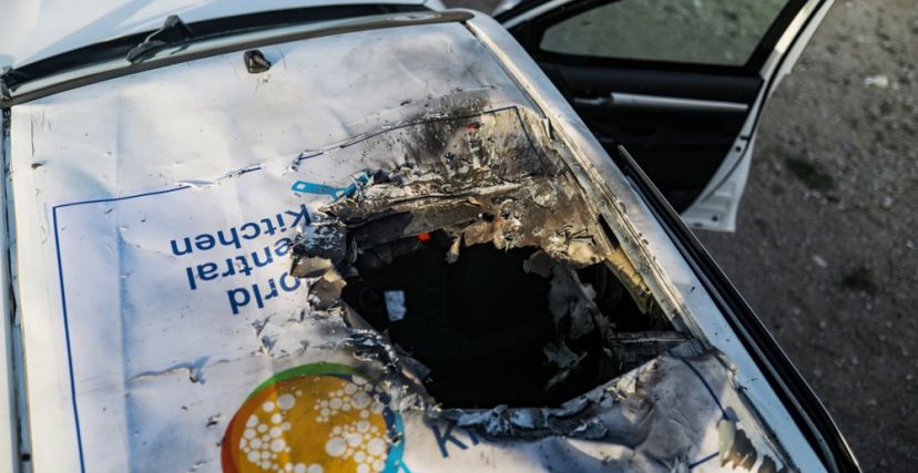 سيارة تابعة للمطبخ المركزي العالمي استهدفتها إسرائيل في غزة