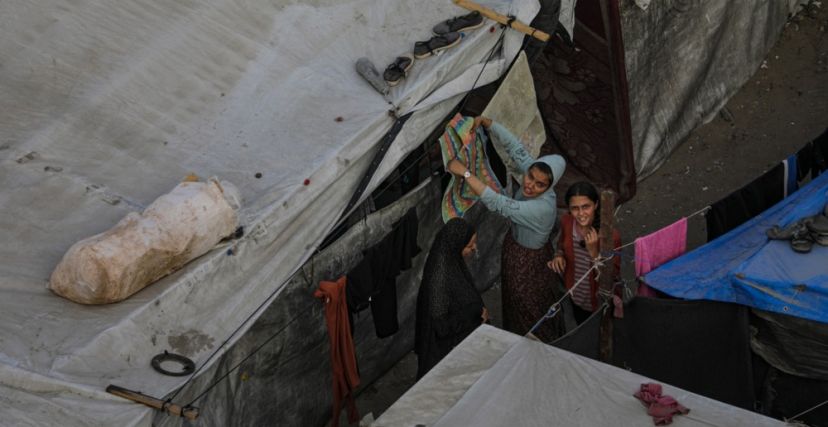 مخيمات النازحين في دير البلح، وسط قطاع غزة