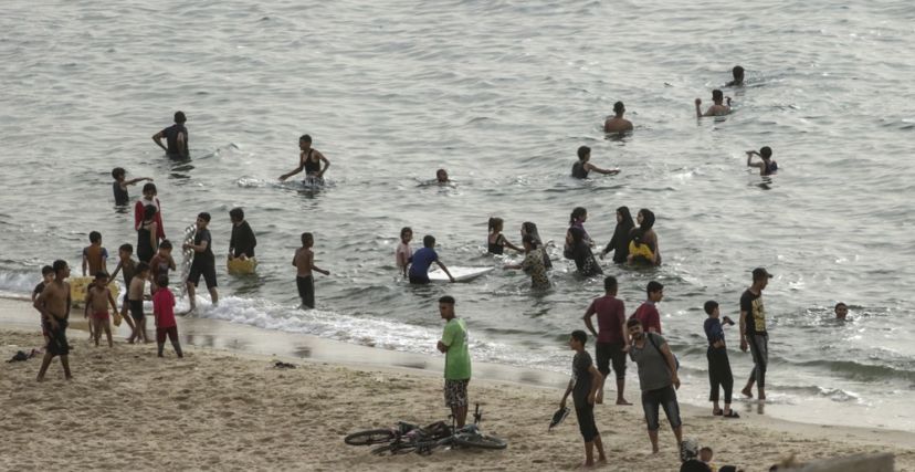 نازحون على شاطئ دير البلح وسط قطاع غزة