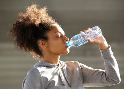 شرب الماء لترطيب الجسم