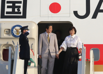 Akie Abe and Shinzo on Plane 