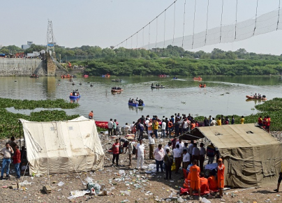 سقوط الجسر المعلق في الهند