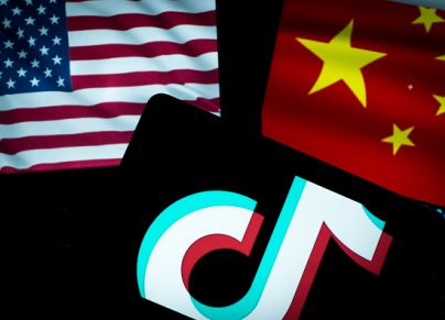 العلم الصيني والأمريكي وشعار تيك توك