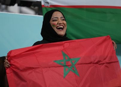 مشجعة عربية تشجع المغرب في قطر