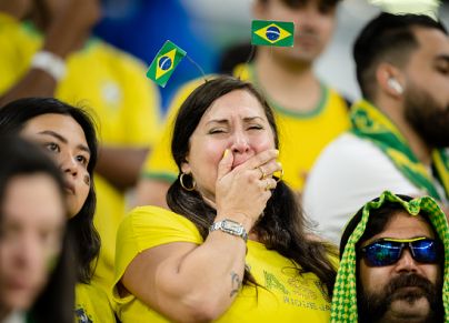 مشجعة برازيلية تبكي