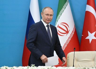 بوتين وعلم روسيا وإيران وتركيا