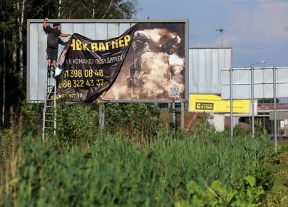 إزالة لافتة دعائية لفاغنر في سان بطرسبورغ