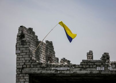 علم أوكراني فوق بناء مدمر في بلدة نيسكوشن 