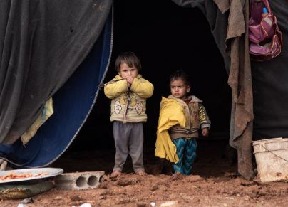 طفلان نازحان في مخيم جنوبي سوريا