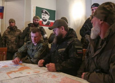 قديروف وضابط روسي على جبهة ماريوبول
