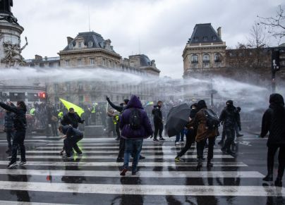 قمعت الشرطة الفرنسية بعنف مظاهرات حركة السترات الصفراء