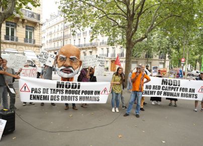 خرج العشرات من المتظاهرين في العاصمة الفرنسية ضد زيارة مودي