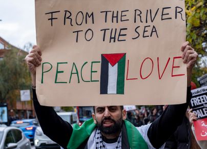 شعار فلسطين حرة من النهر إلى البحر باللغة الإنجليزية