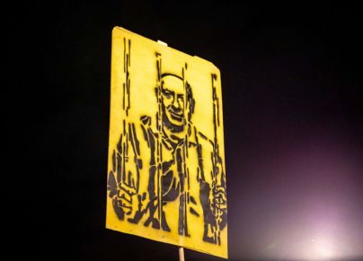 لافتات تطالب بمحاكمة نتنياهو