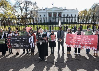 نشطاء معارضون للعدوان أمام البيت الأبيض