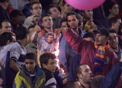 جماهير برشلونة تحرق صور لويس فيغو