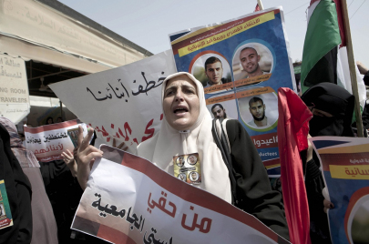 غزة.. 4 أمهات ينتظرن أبناءهن المختطفين