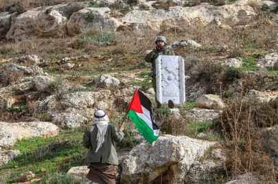 مسن فلسطيني أمام جندي إسرائيلي