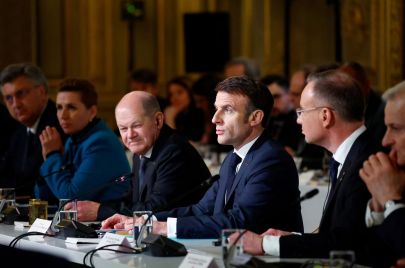 ماكرون وقادة الاتحاد الأوروبي خلال اجتماع باريس