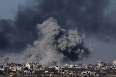 دخان يتصاعد جراء الغارات الإسرائيلية