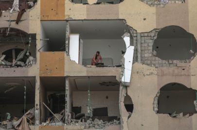 مبنى مدمر في مخيم النصيرات وسط قطاع غزة