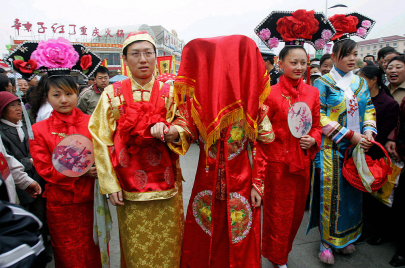 مناسبات حمراء وأخرى بيضاء.. طقوس عجيبة لمراسم الزفاف والوفاة في الصين القديمة