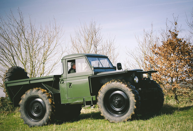 كانت لاند روفر أول شركة تخترع الشاحنة الوحش أو "Monster Truck"